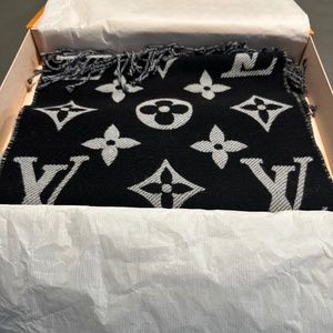 LV scarf